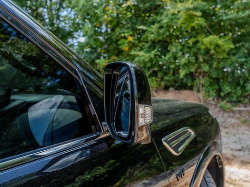 Used 2022 Nissan Armada SL w/ Midnight Edition Package RWD image 12