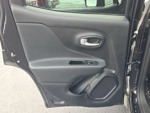 Used 2023 Jeep Renegade Latitude AWD/4WD image 18