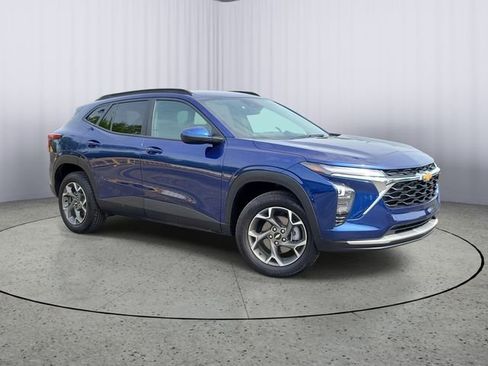 Used 2024 Chevrolet Trax LT w/ Driver Confidence Package FWD image 1