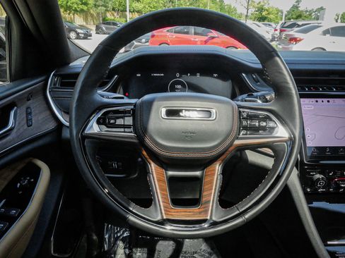 Used 2025 Jeep Grand Cherokee L Summit AWD/4WD image 18