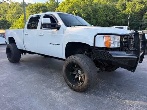 Used 2011 GMC Sierra 2500 Denali w/ Suspension Package, Off-Road AWD/4WD image 53