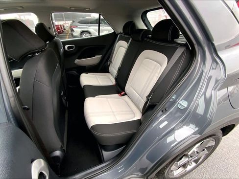 Used 2025 Hyundai Venue SEL image 20