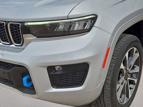 Used 2022 Jeep Grand Cherokee Overland w/ Luxury Tech Group IV AWD/4WD image 9