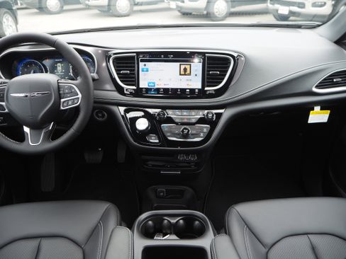 New 2025 Chrysler Pacifica Select w/ Uconnect Theater Family Group image 26