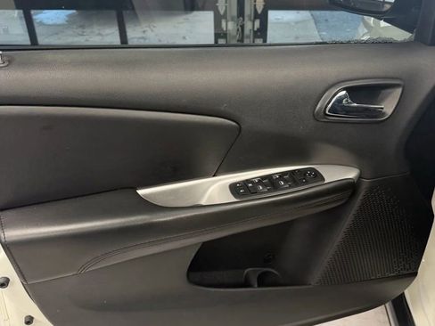 Used 2018 Dodge Journey SXT w/ Blacktop Package image 12