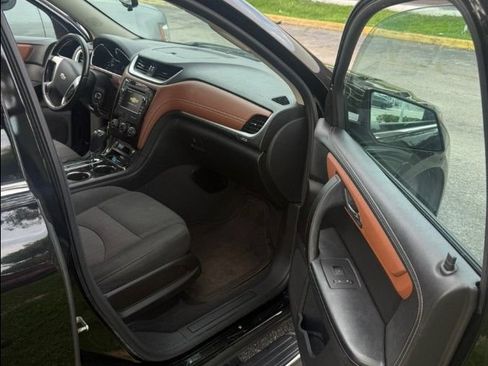 Used 2017 Chevrolet Traverse LT w/ Style and Technology Package FWD image 4