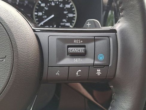 Used 2025 Nissan Pathfinder SL AWD/4WD image 18