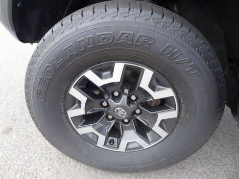 Used 2022 Toyota Tacoma TRD Off-Road w/ Technology Package image 32