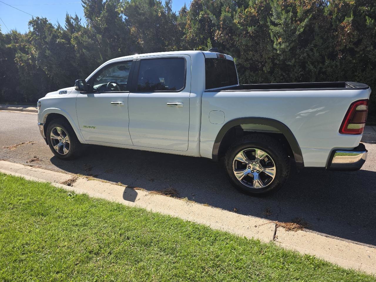 Used 2022 RAM 1500 Laramie AWD/4WD image 2