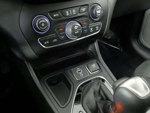 Used 2019 Jeep Cherokee Limited image 49