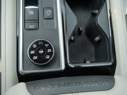 Used 2023 Nissan Pathfinder SL AWD/4WD image 19
