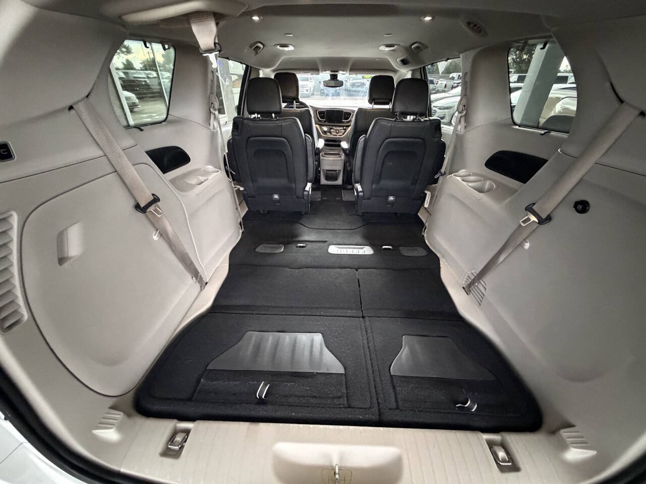Used 2017 Chrysler Pacifica Touring-L FWD image 17