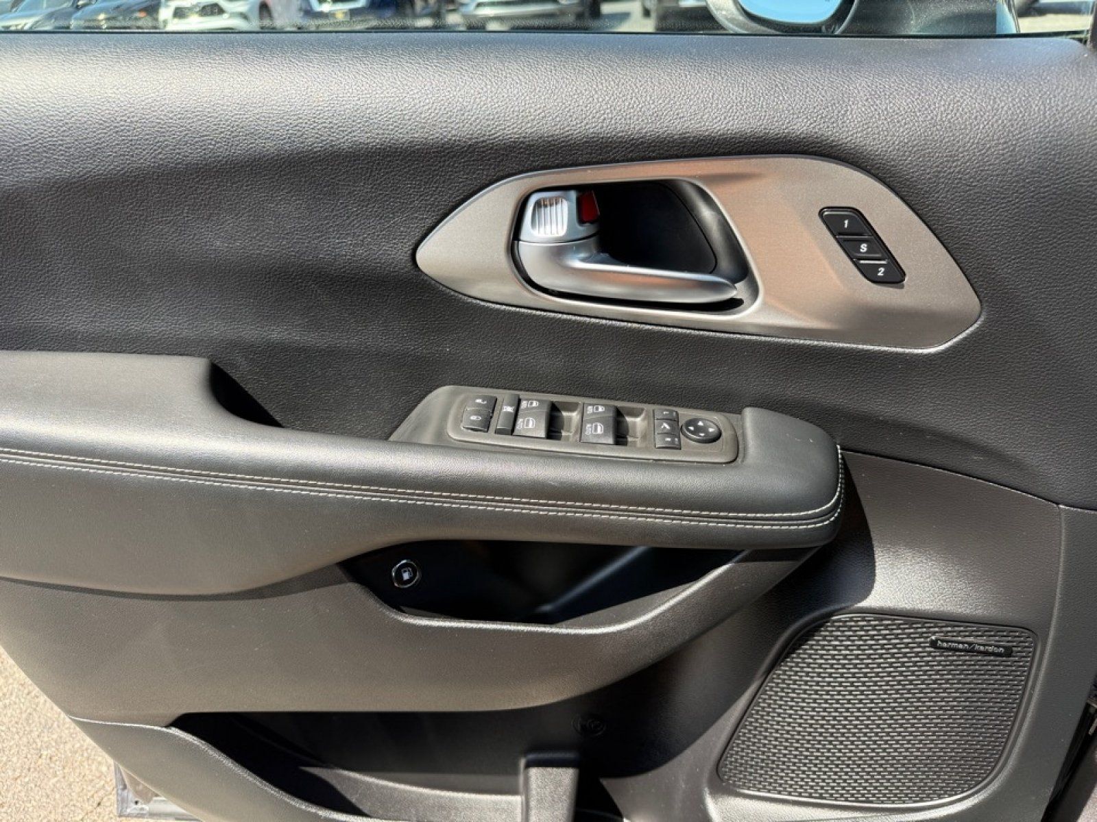 Used 2021 Chrysler Pacifica Limited w/ Uconnect Theater Family Group FWD image 40