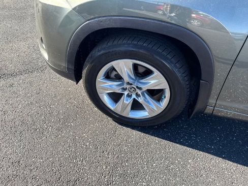 Used 2017 Toyota Highlander Limited w/ Carpet Mat Package image 9