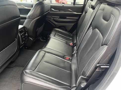 Used 2023 Jeep Grand Cherokee Limited w/ Luxury Tech Group II image 13