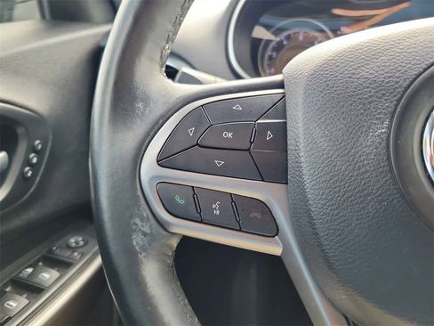 Used 2019 Jeep Cherokee Limited image 24