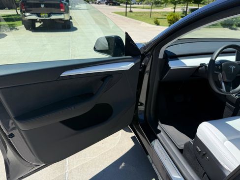 Used 2024 Tesla Model Y Long Range AWD/4WD image 8
