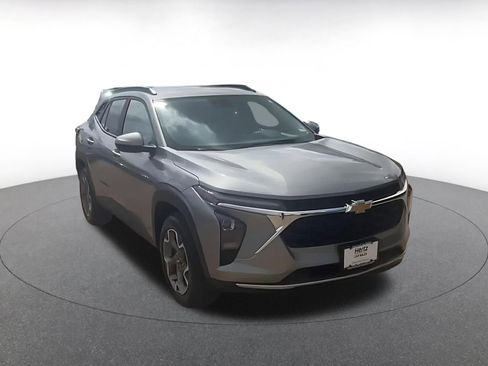 Used 2025 Chevrolet Trax LT FWD image 3