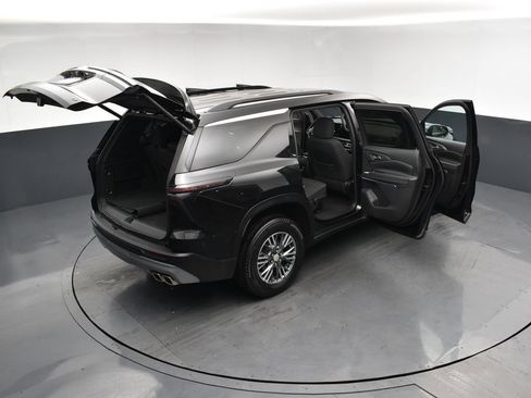 Used 2024 Chevrolet Traverse LT FWD image 30