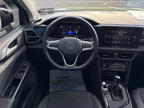 Certified 2025 Volkswagen Taos SE image 20
