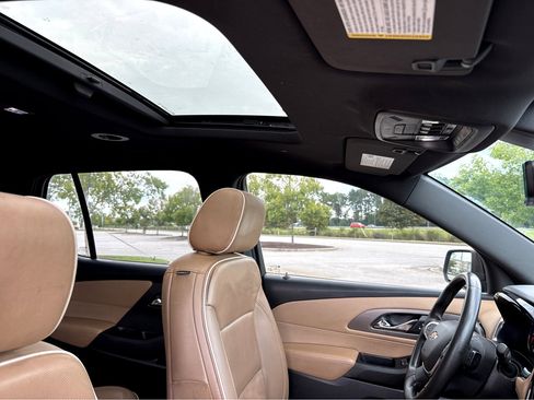 Used 2023 Chevrolet Traverse Premier image 11