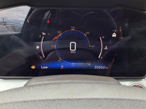 Used 2025 Chevrolet Trax LT FWD image 15