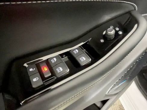 Used 2023 Jeep Grand Cherokee Overland w/ Luxury Tech Group IV AWD/4WD image 15