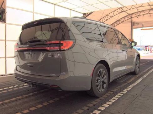 Used 2021 Chrysler Pacifica Touring w/ Uconnect Theater Family Group FWD image 4