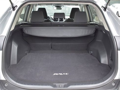 Used 2019 Toyota RAV4 LE w/ Carpet Mat Package AWD/4WD image 31