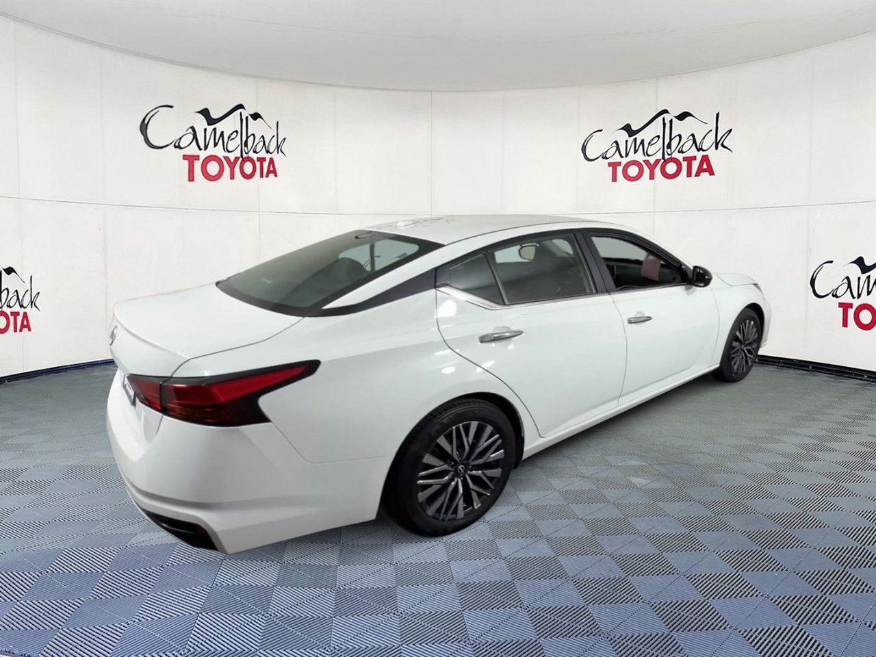 Used 2025 Nissan Altima 2.5 SV FWD image 2
