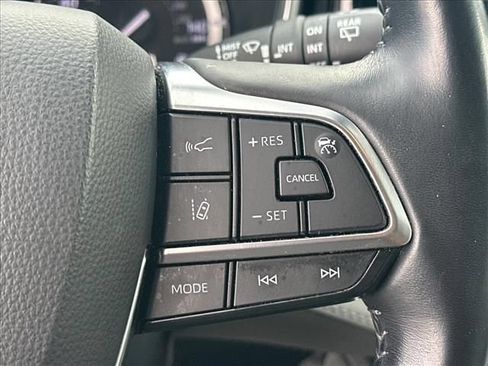Used 2020 Toyota Highlander XLE AWD/4WD image 27