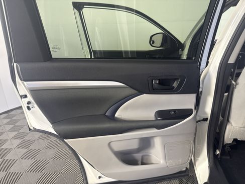 Used 2016 Toyota Highlander LE image 17