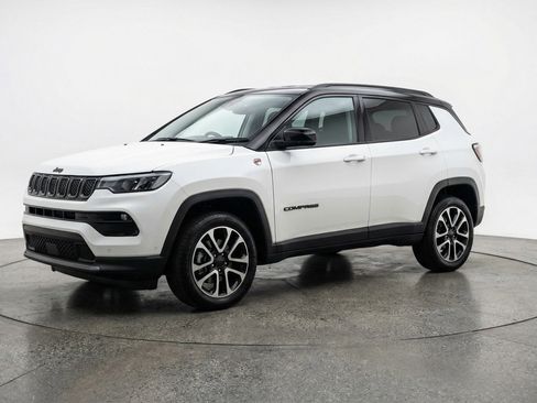 Used 2025 Jeep Compass Trailhawk AWD/4WD image 3