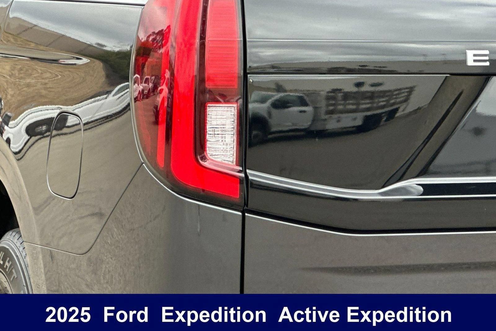 Used 2025 Ford Expedition Active AWD/4WD image 40