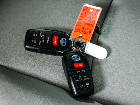 Used 2025 Toyota Sienna XLE w/ XLE Plus Package FWD image 39