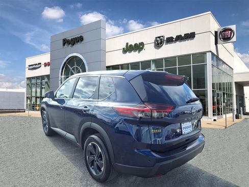 Used 2025 Nissan Rogue SV image 3