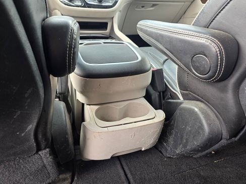 Used 2022 Chrysler Pacifica Limited FWD image 27