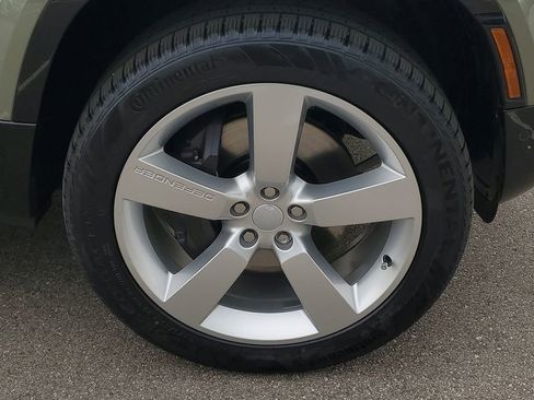 Used 2025 Land Rover Defender 130 X-Dynamic SE image 6