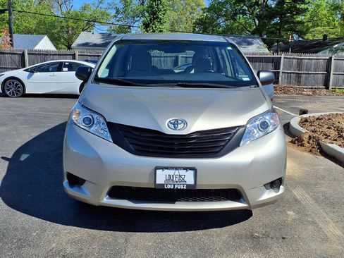 Used 2017 Toyota Sienna L image 30