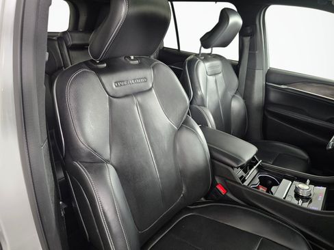 Used 2022 Jeep Grand Cherokee Overland w/ Luxury Tech Group IV AWD/4WD image 37