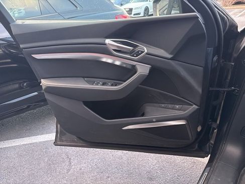 Used 2024 Audi Q8 e-tron Premium Plus image 11