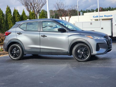 Used 2022 Nissan Kicks S image 3