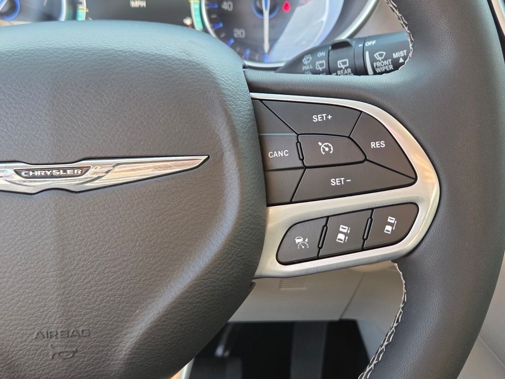 Used 2024 Chrysler Pacifica Touring-L FWD image 27