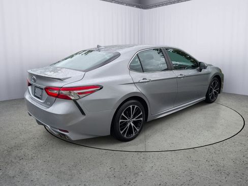 Used 2019 Toyota Camry SE w/ Carpet Mat Package FWD image 3