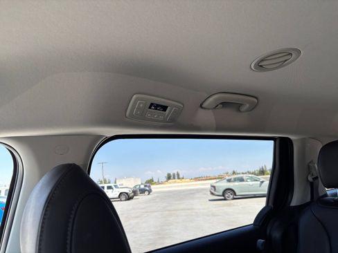 Used 2026 Kia Carnival FWD image 23