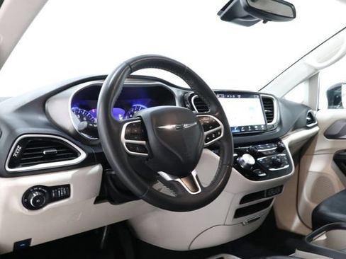 Used 2024 Chrysler Pacifica Touring-L FWD image 15