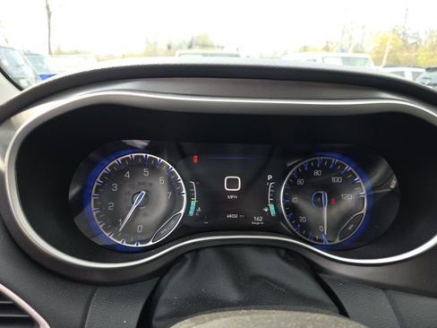 Used 2024 Chrysler Pacifica Touring-L image 15