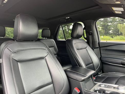 Used 2020 Ford Explorer XLT w/ Equipment Group 202A AWD/4WD image 28
