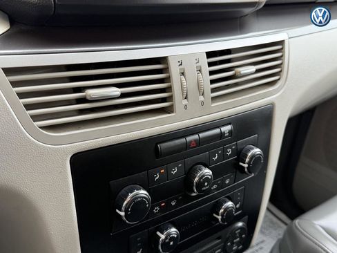 Used 2010 Volkswagen Routan SE FWD image 22