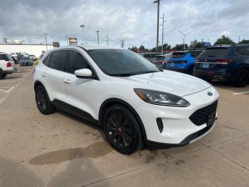 Used 2020 Ford Escape SE FWD image 3